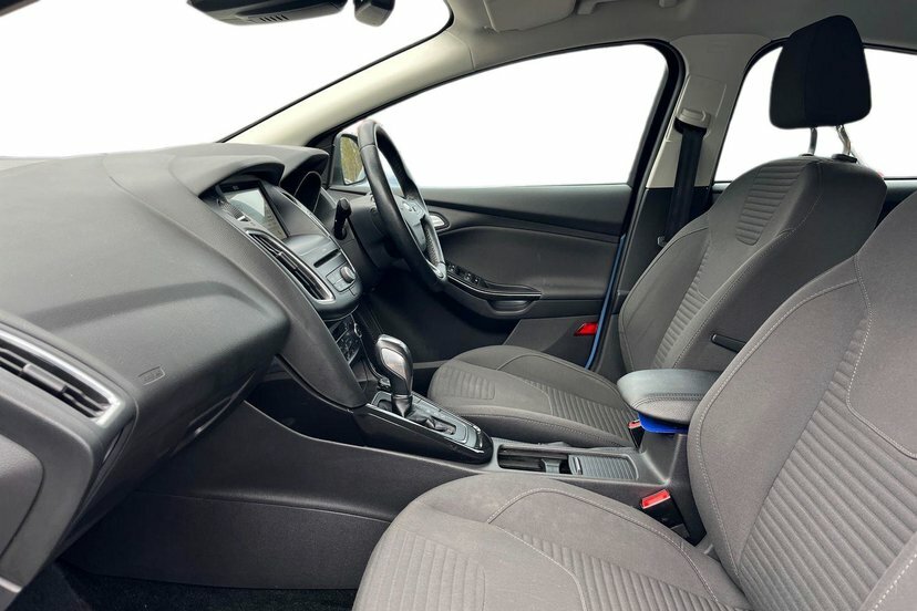 Ford Focus 1.5T Ecoboost Titanium Hatchback Blue #2