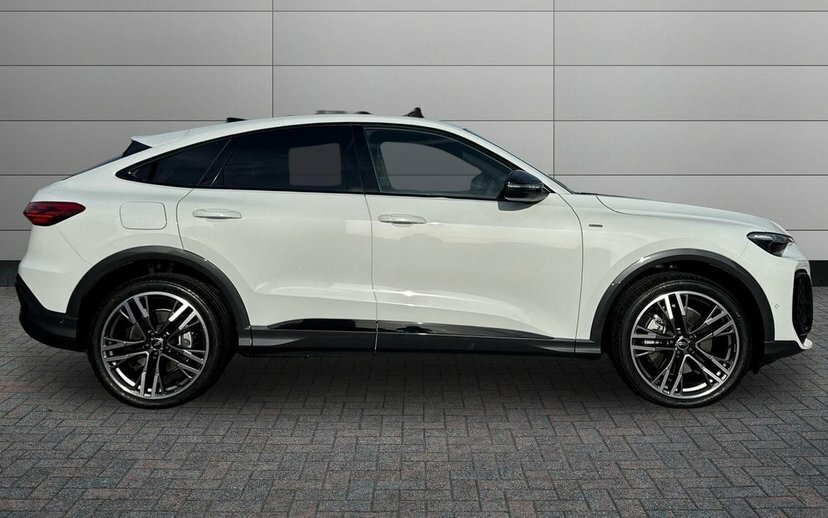 Audi Q5 2.0 E-hybrid 25.9Kwh Black Edition Sportback P White #4