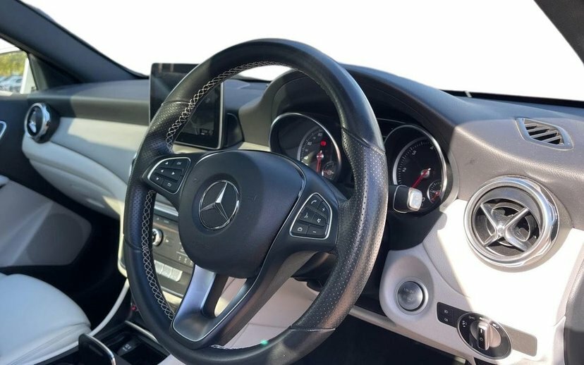 Mercedes-Benz GLA Class 2.1 Gla200d Sport Premium Plus Suv 7G Silver #5