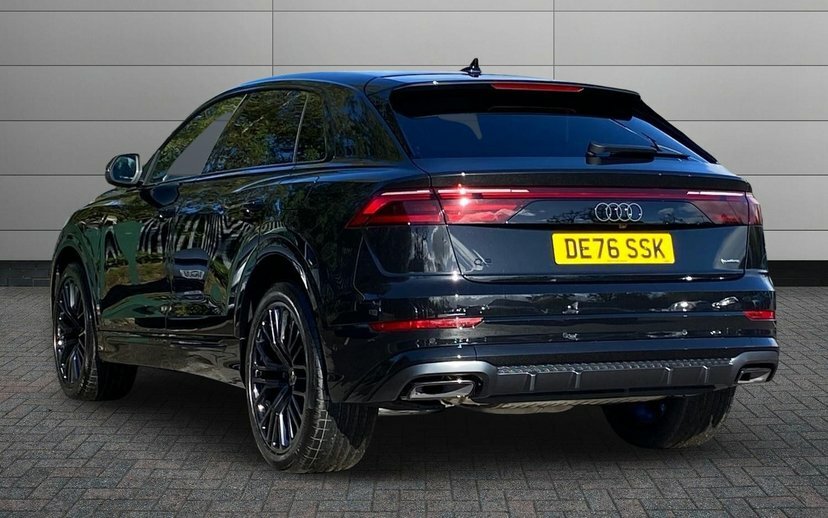 Audi Q8 e tron 3.0 E-hybrid V6 22Kwh Black Edition Suv Black #3