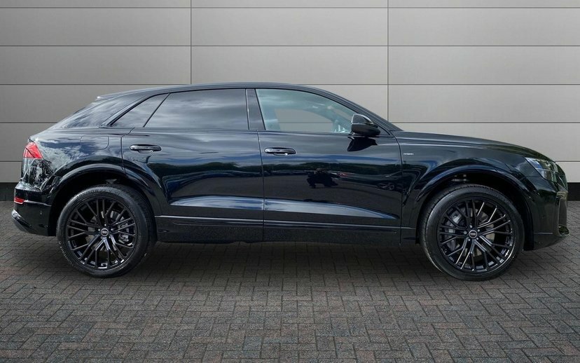 Audi Q8 e tron 3.0 E-hybrid V6 22Kwh Black Edition Suv Black #4