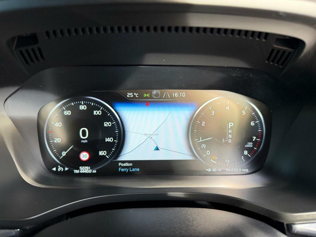 Volvo XC60 Momentum Silver #38