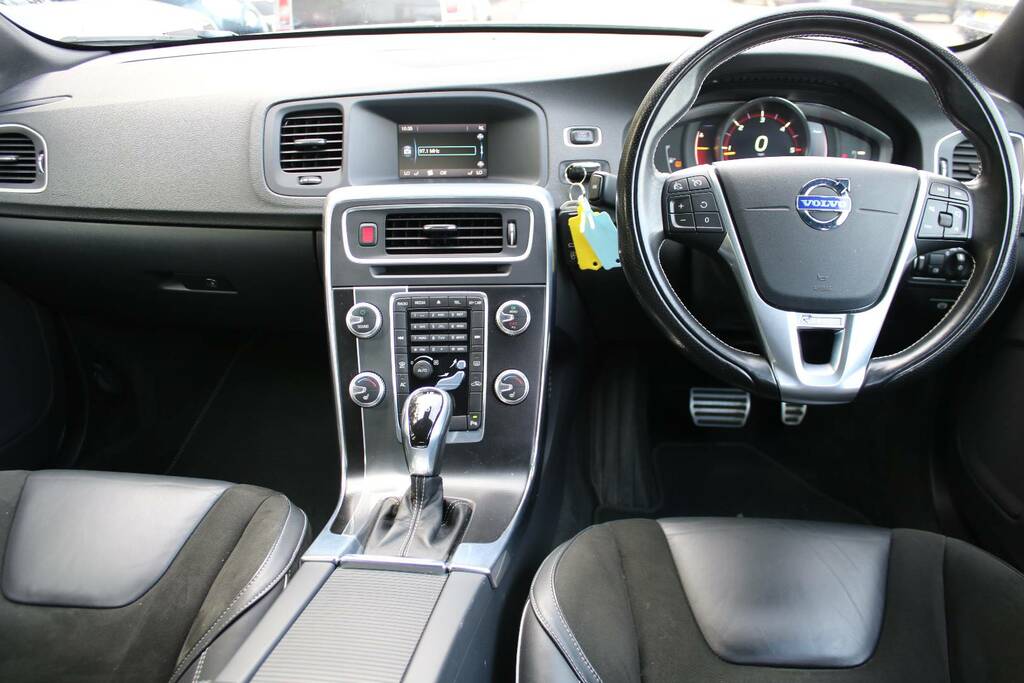 Volvo V60 D2 115 R Design Powershift White #5