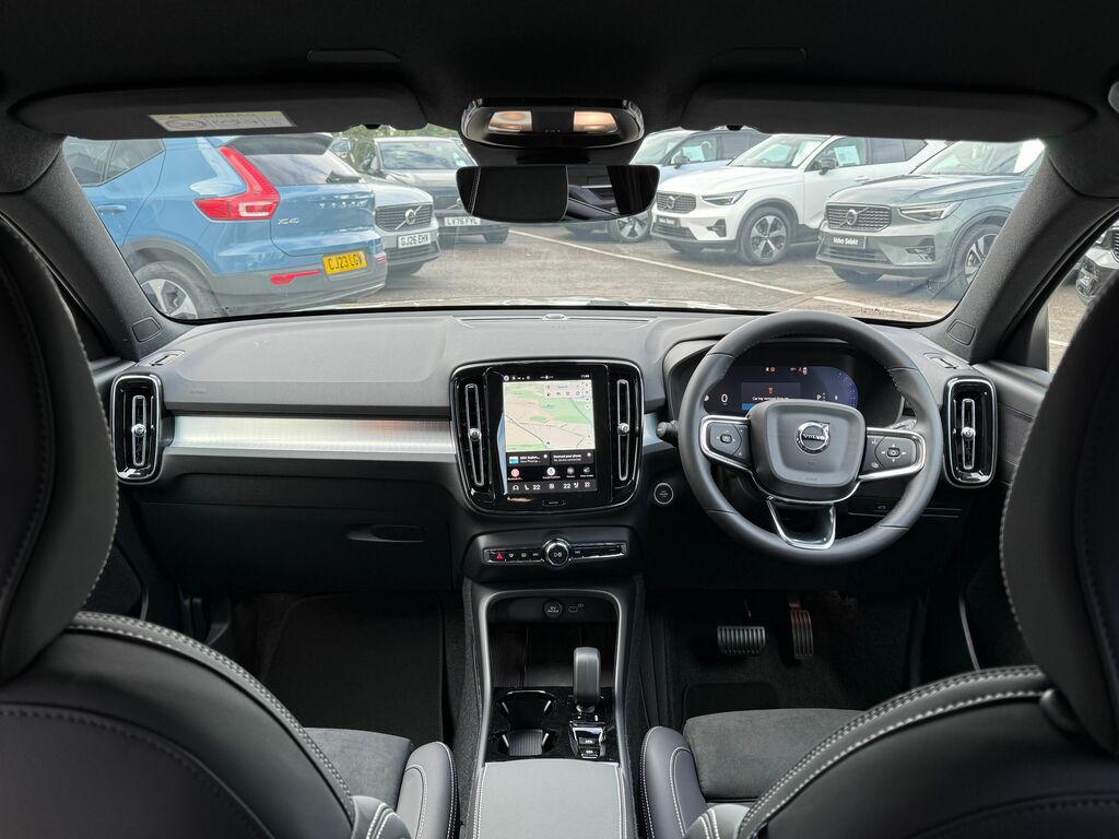 Volvo XC40 Plus Black #2