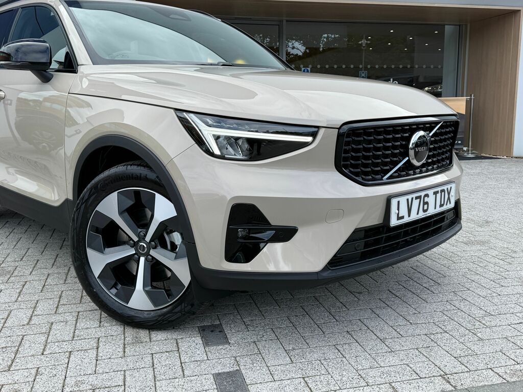 Volvo XC40 Plus Black #6