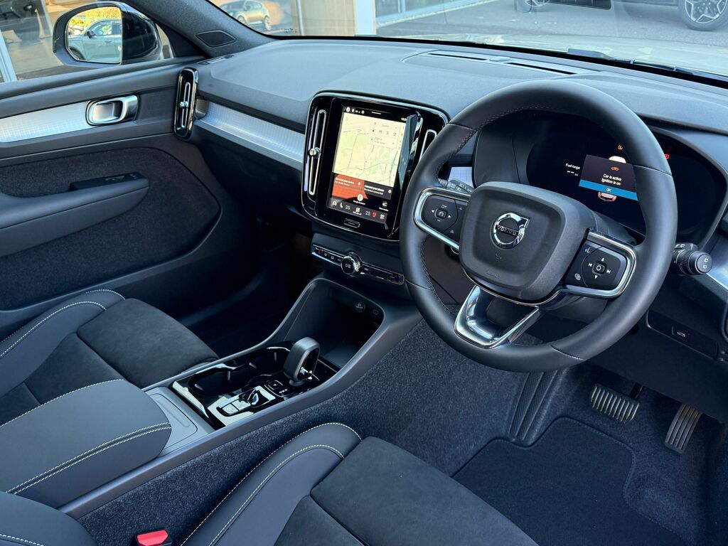 Volvo XC40 Plus Black #6
