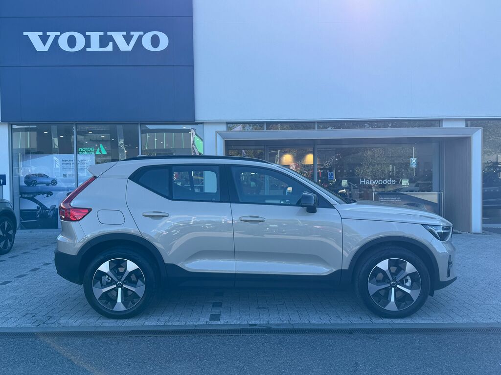 Volvo XC40 Plus Black #2