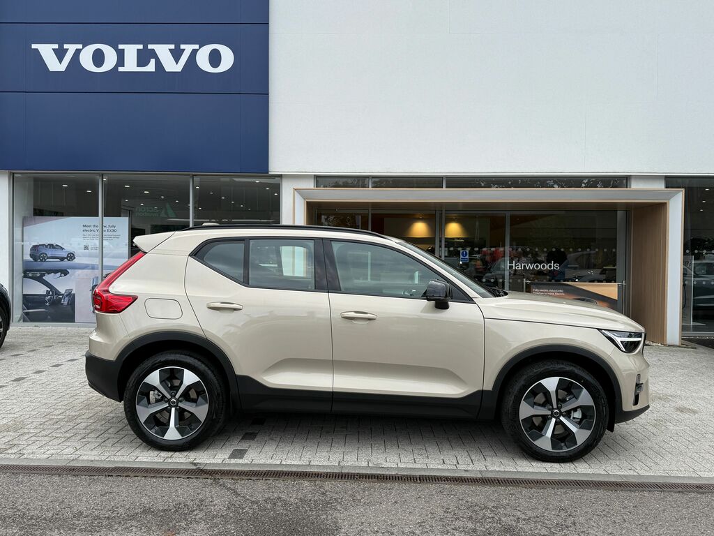 Volvo XC40 Plus Black #2