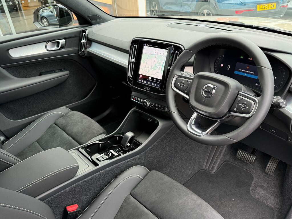 Volvo XC40 Plus Black #6