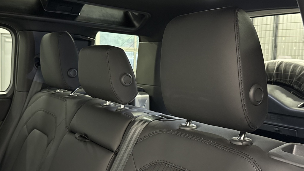 Land Rover Defender 110 3.0 D350 X-dynamic Hse White #56