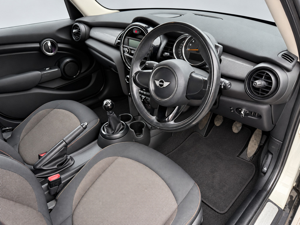 Mini Hatch 1.5 Cooper Silver #4