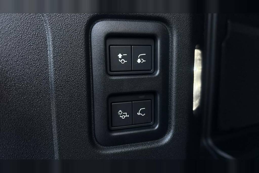 Land Rover Defender 110 Octa Gold #25