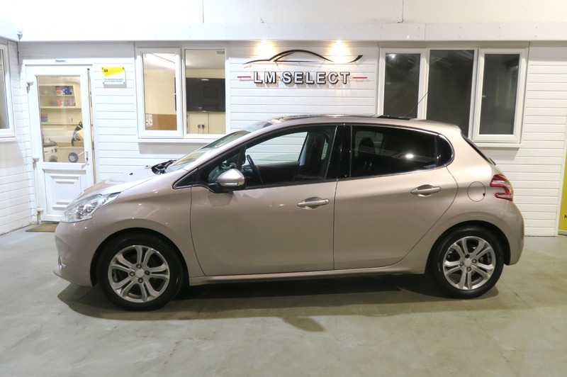 Peugeot 208 Allure 120 Pink