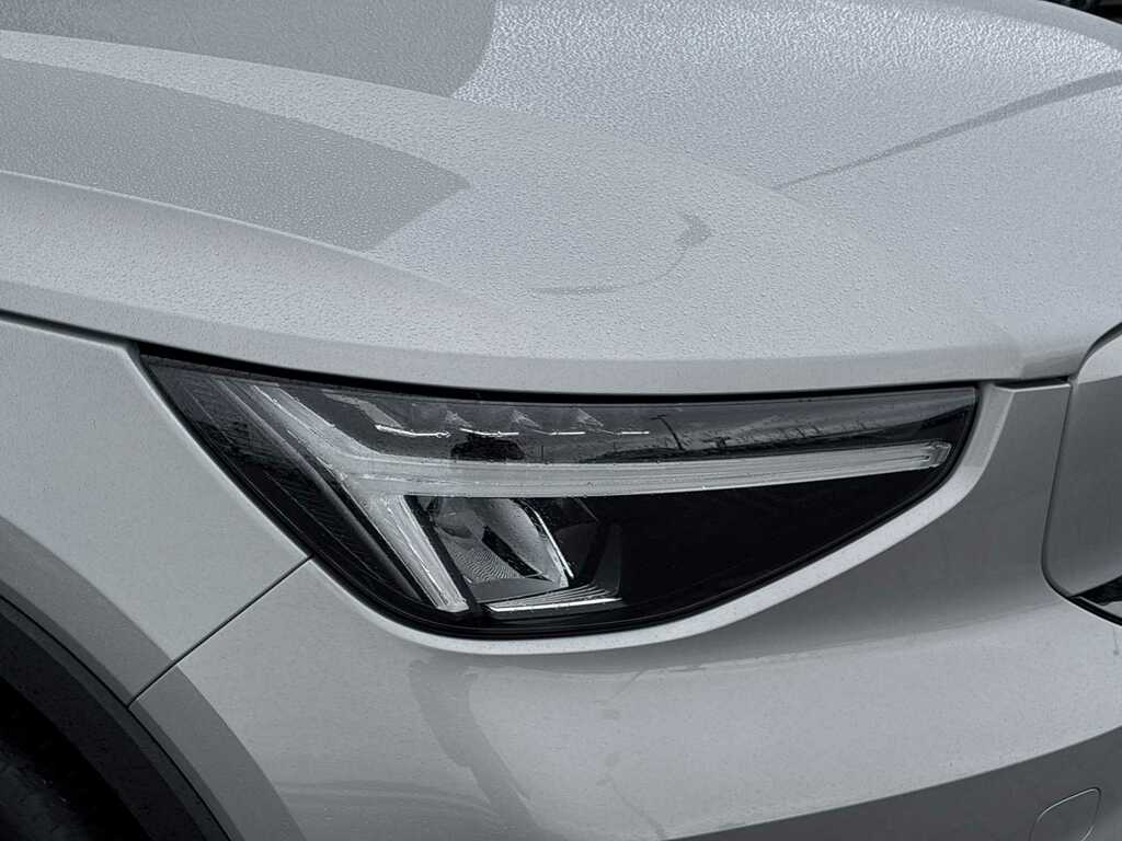 Volvo XC40 Plus White #7
