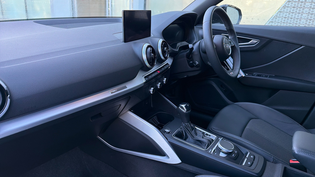 Audi Q2 30 Tfsi Sport Black #2