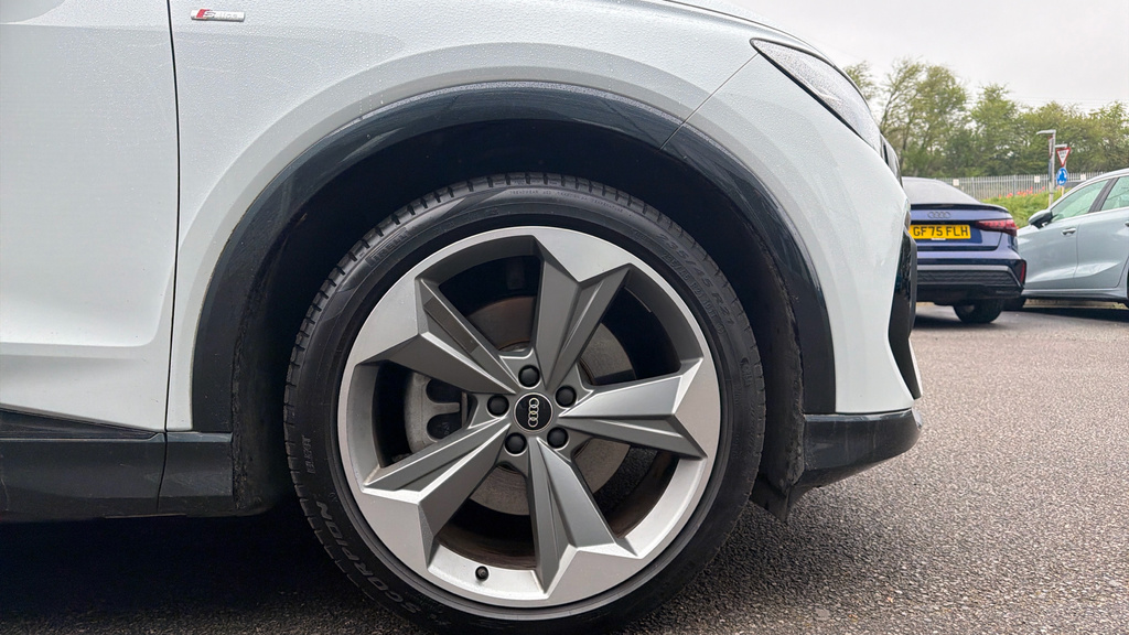 Audi Q4 E Tron Q4 150Kw 40 63Kwh Black Edition White #5