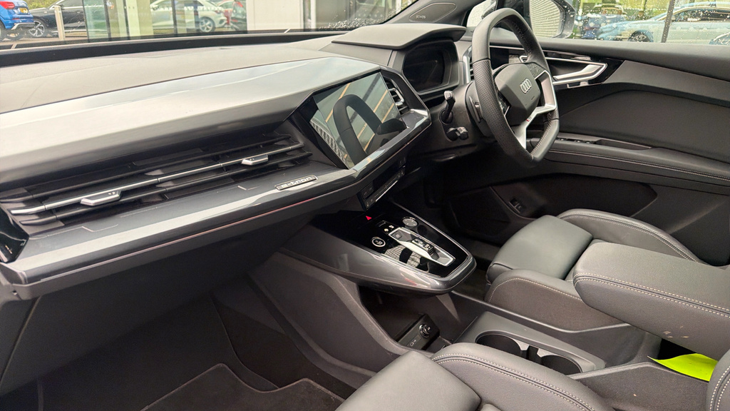 Audi Q4 E Tron Q4 150Kw 40 63Kwh Black Edition White #2