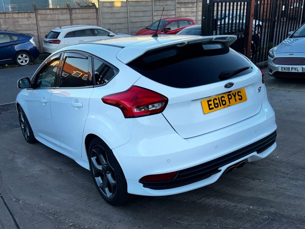 Ford Focus Hatchback #5