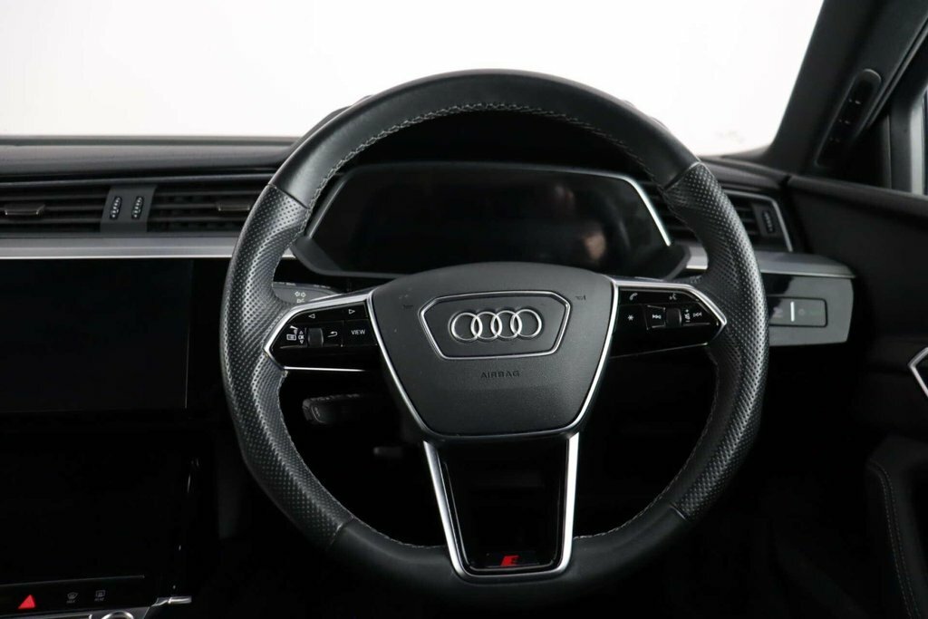 Audi E-tron Black Edition White #11