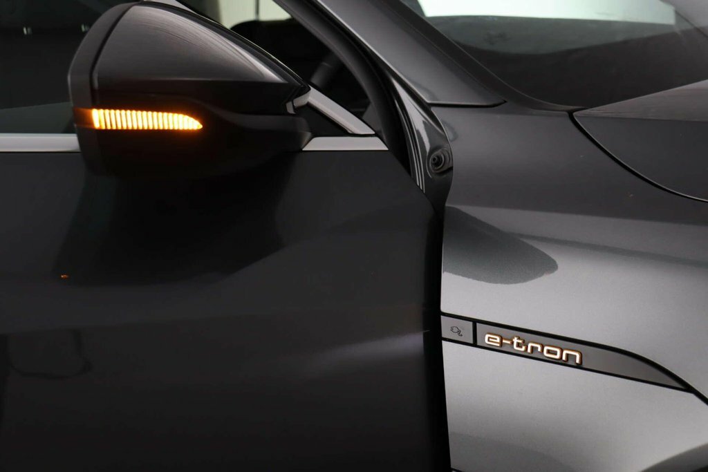 Audi E-tron Black Edition White #29