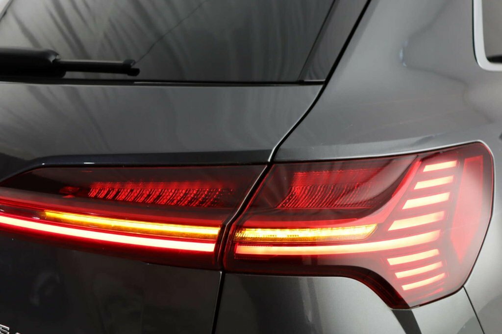 Audi E-tron Black Edition White #28