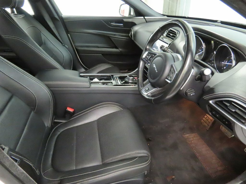 Jaguar XE 2L R-sport White #6