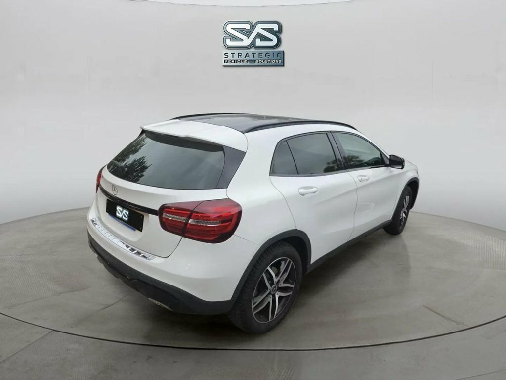 Mercedes-Benz GLA Class Gla 180 Urban Edition White #4