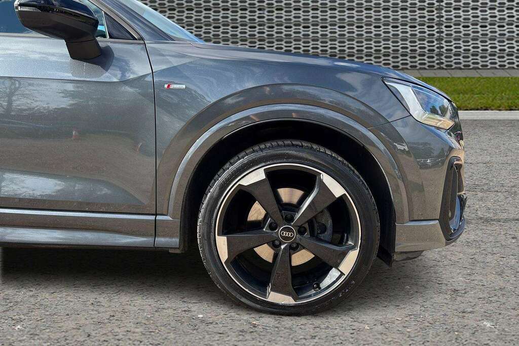 Audi Q2 30 Tfsi Black Edition 2024 Grey #5