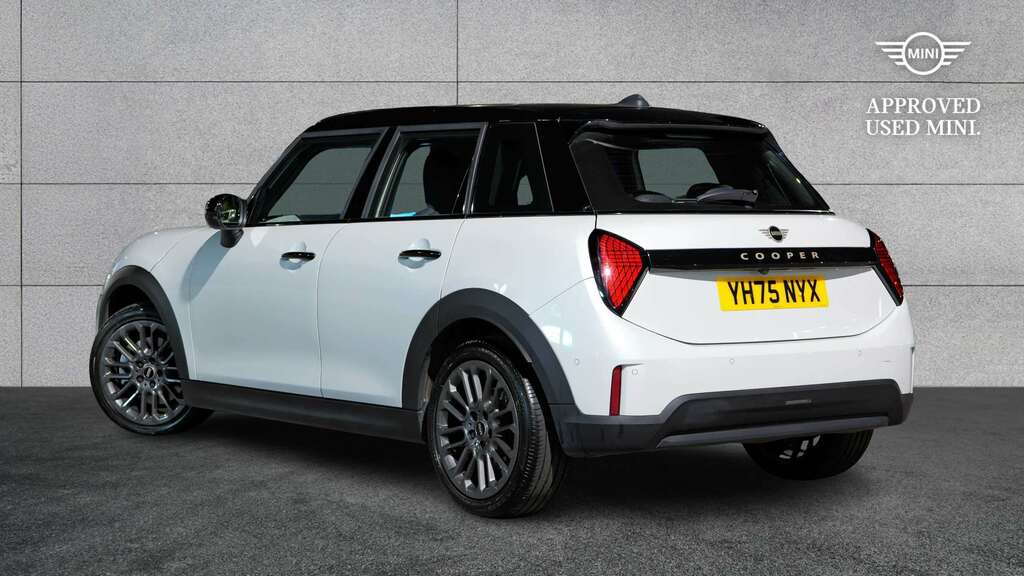 Mini Hatch 1.5 C Exclusive Level 1 2025 YH75NYX White #2