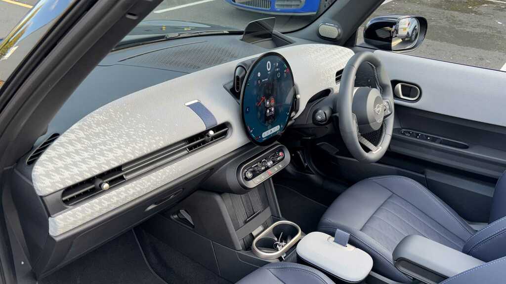 Mini Hatch 2.0 C Exclusive 2026 Black #6