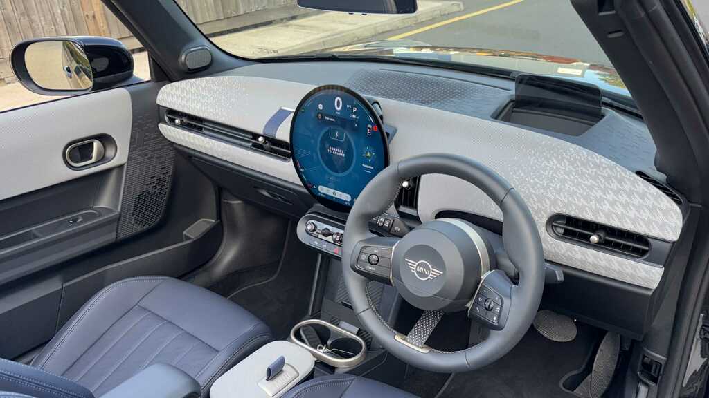 Mini Hatch 2.0 C Exclusive 2026 Black #5