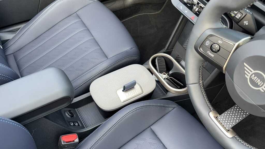 Mini Hatch 2.0 C Exclusive 2026 Black #4