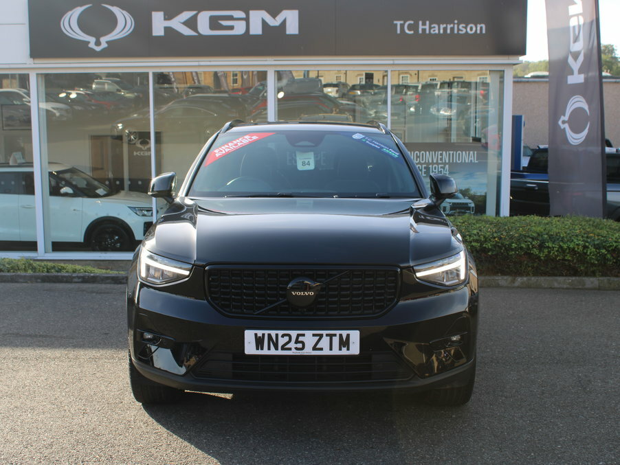 Volvo XC40 2.0 B4p Plus Black Edition WN25ZTM Black #2