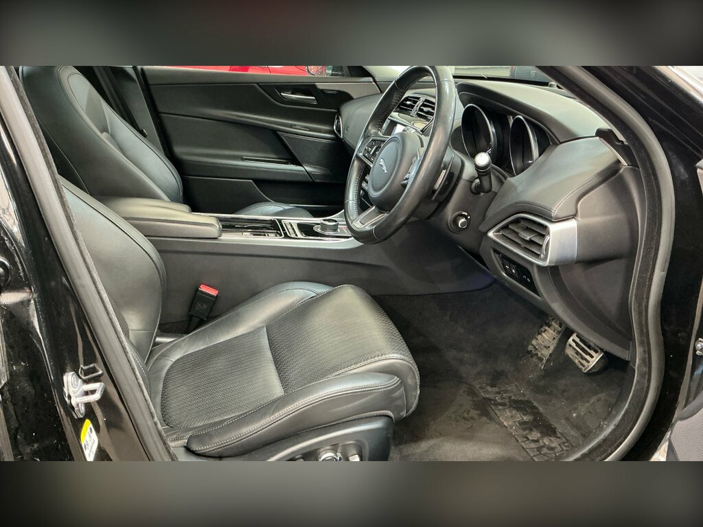 Jaguar XE 2.0D Portfolio Saloon Awd Euro 6 Black #3