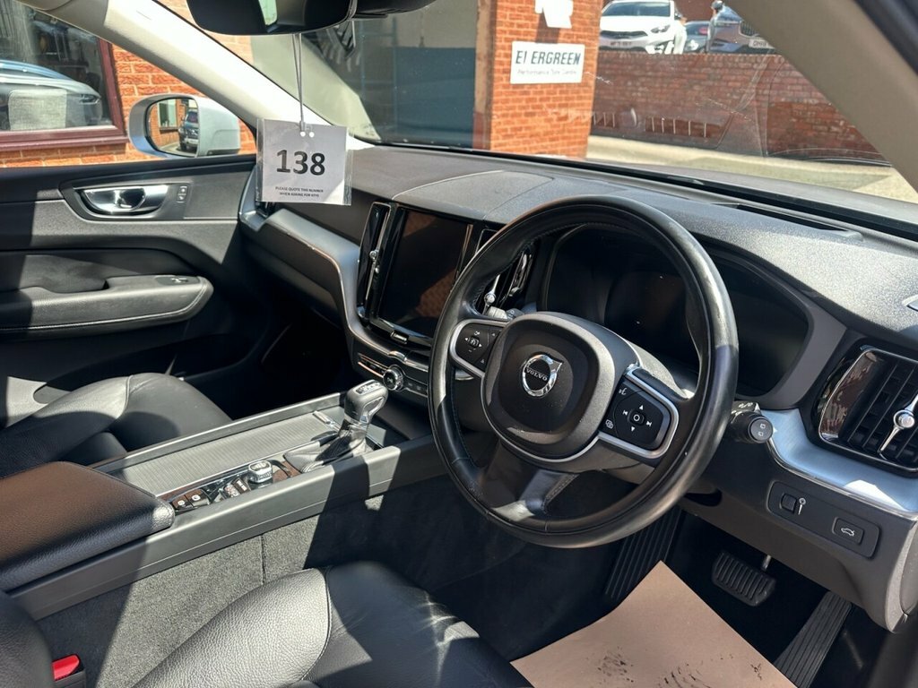 Volvo XC60 2L Momentum Pro Silver #4
