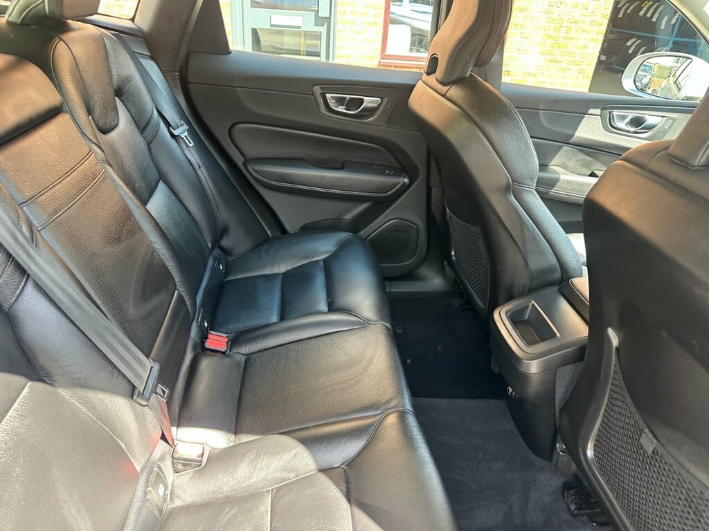 Volvo XC60 2L Momentum Pro Silver #6
