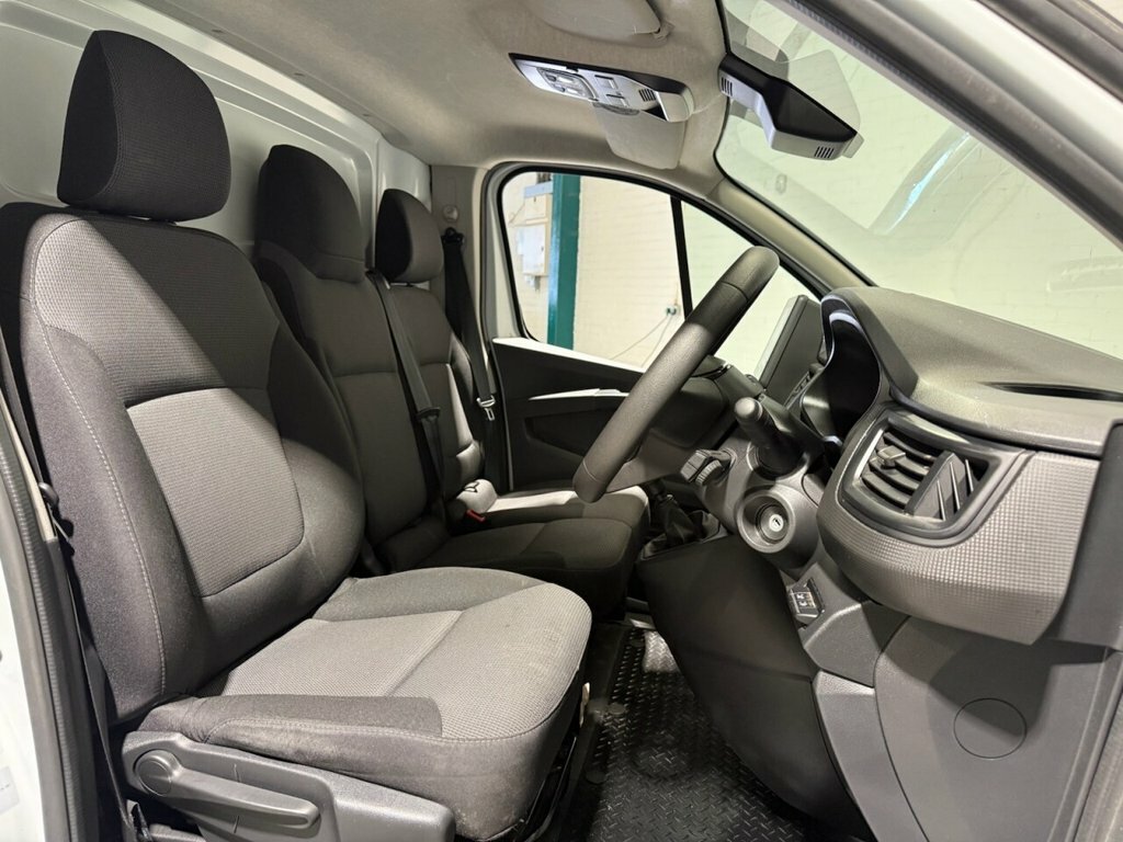 Renault Trafic 2L Advance White #4