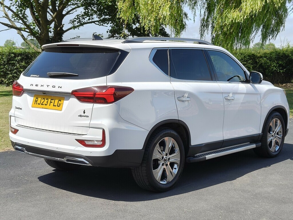 SsangYong Rexton Ultimate Plus White #2