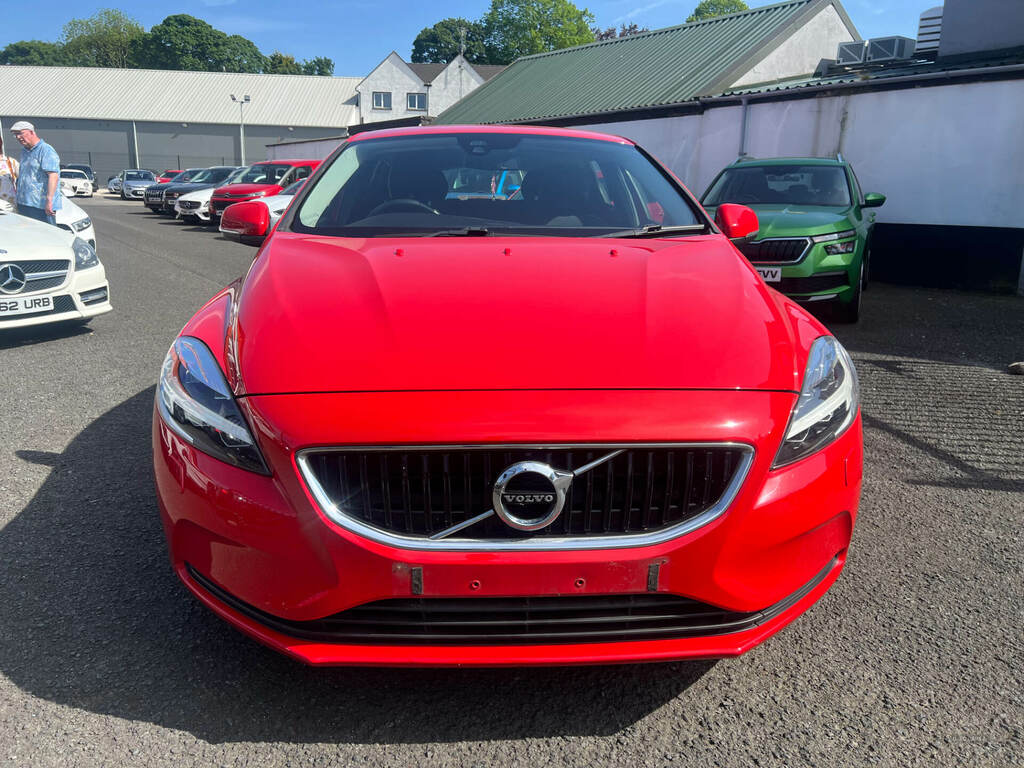 Volvo V40 D2 120 Momentum Nav Plus Geartronic Red #2