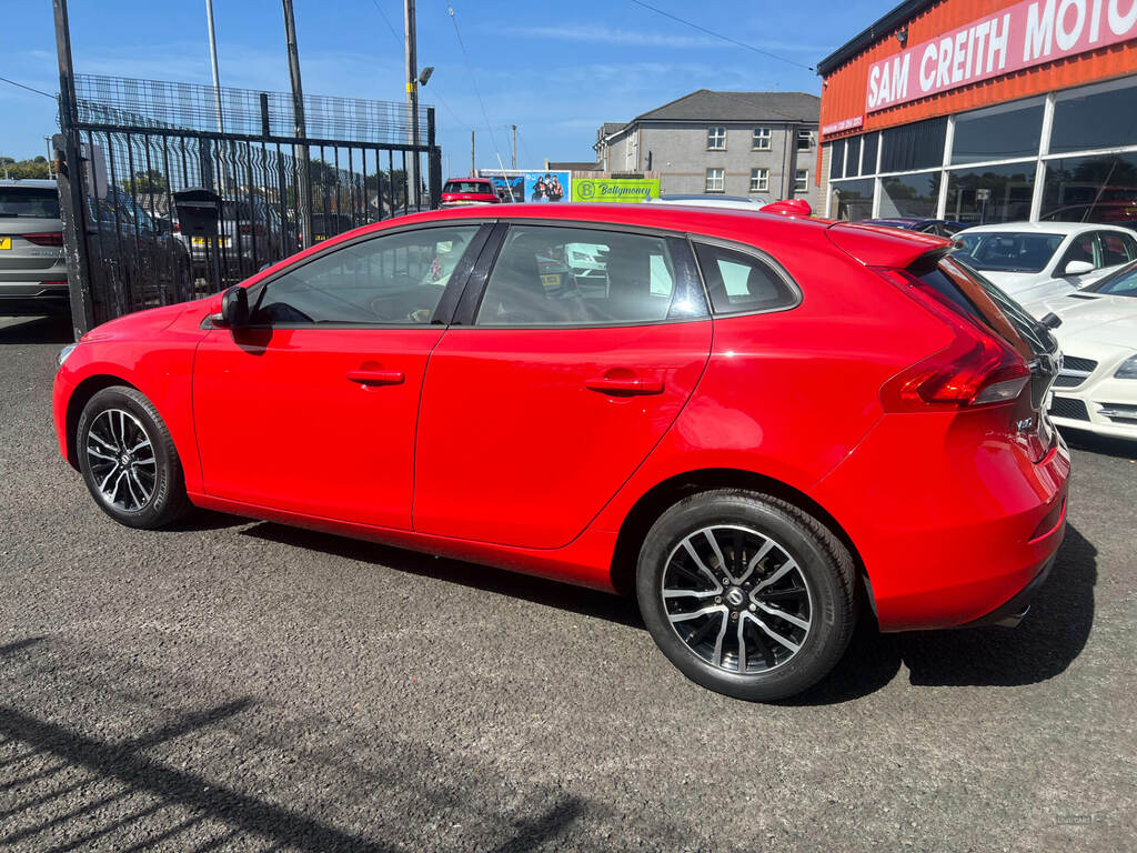 Volvo V40 D2 120 Momentum Nav Plus Geartronic Red #4