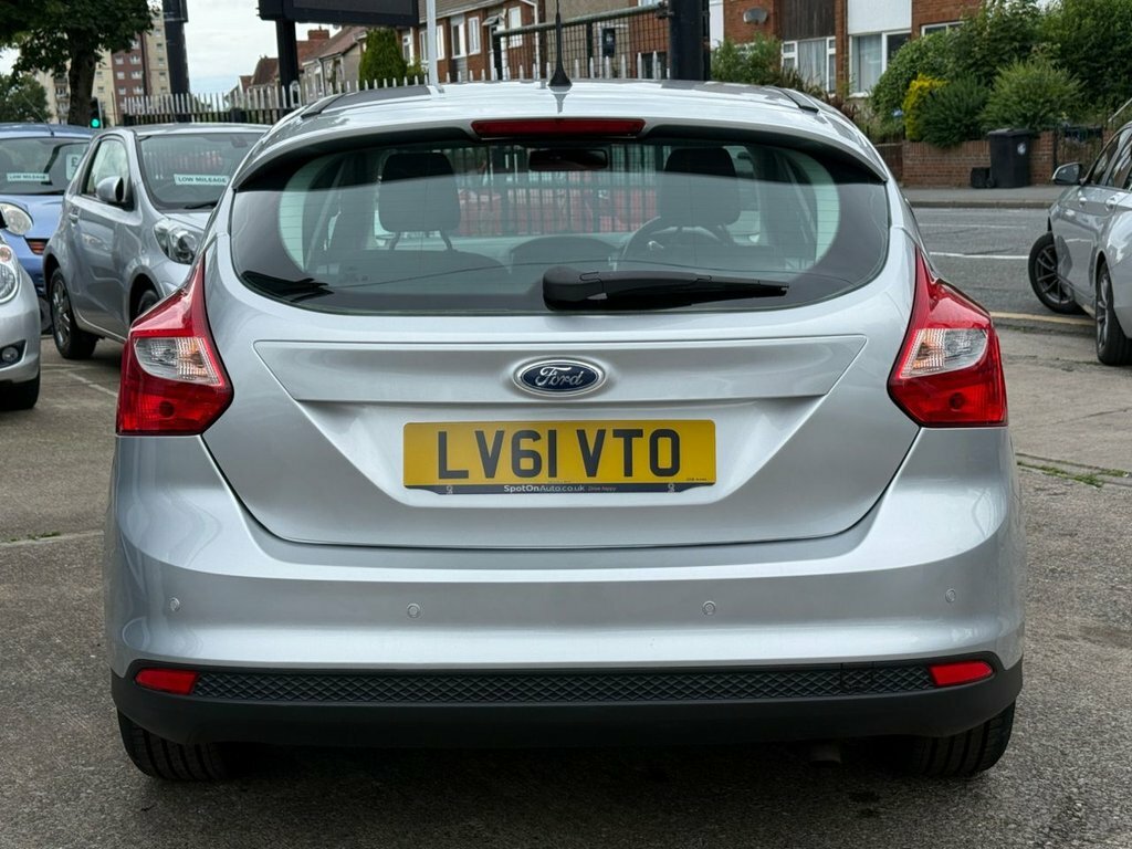 Ford Focus Titanium Hatchback Silver #6
