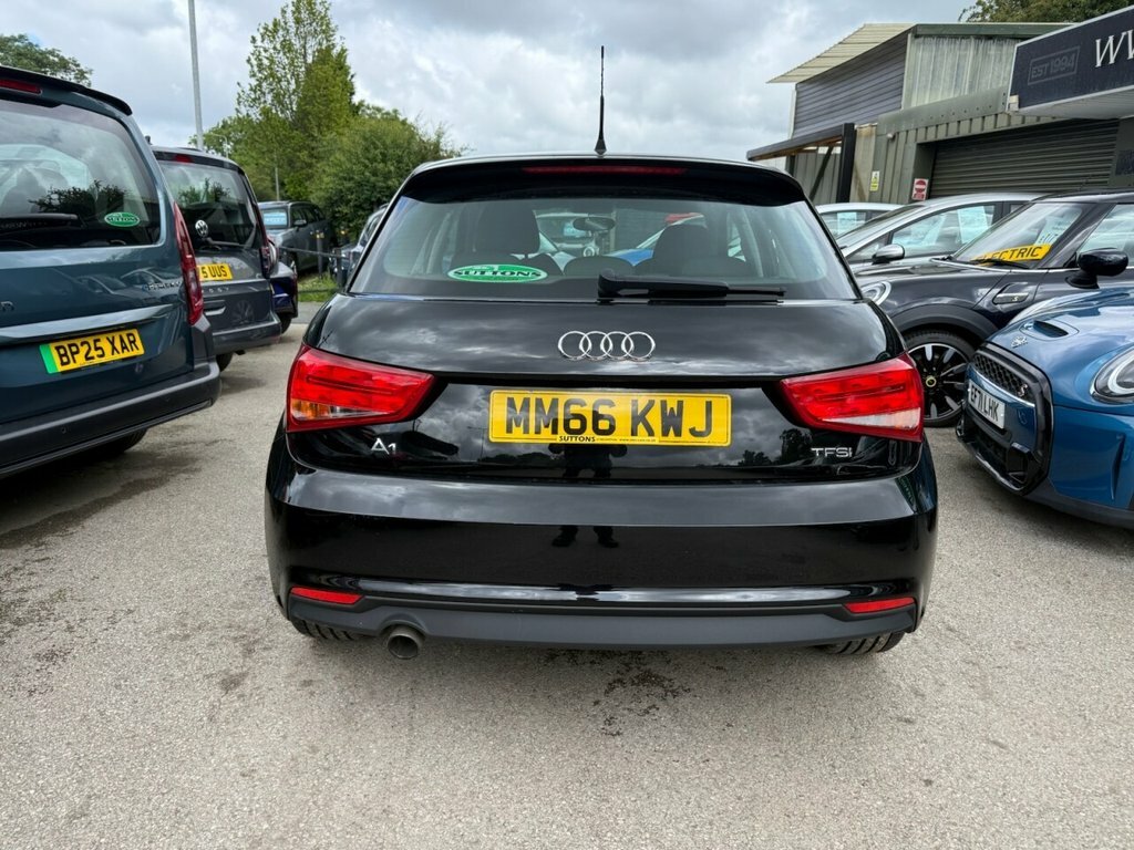 Audi A1 1L Sport Black #4