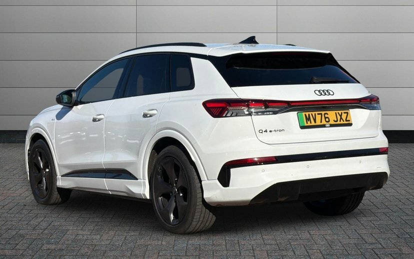 Audi Q4 E Tron 63Kwh Black Edition Suv 204 Ps White #3
