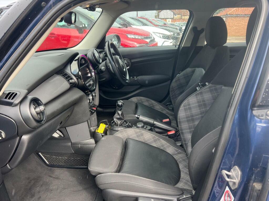 Mini Hatch 1.5 Cooper Red #15