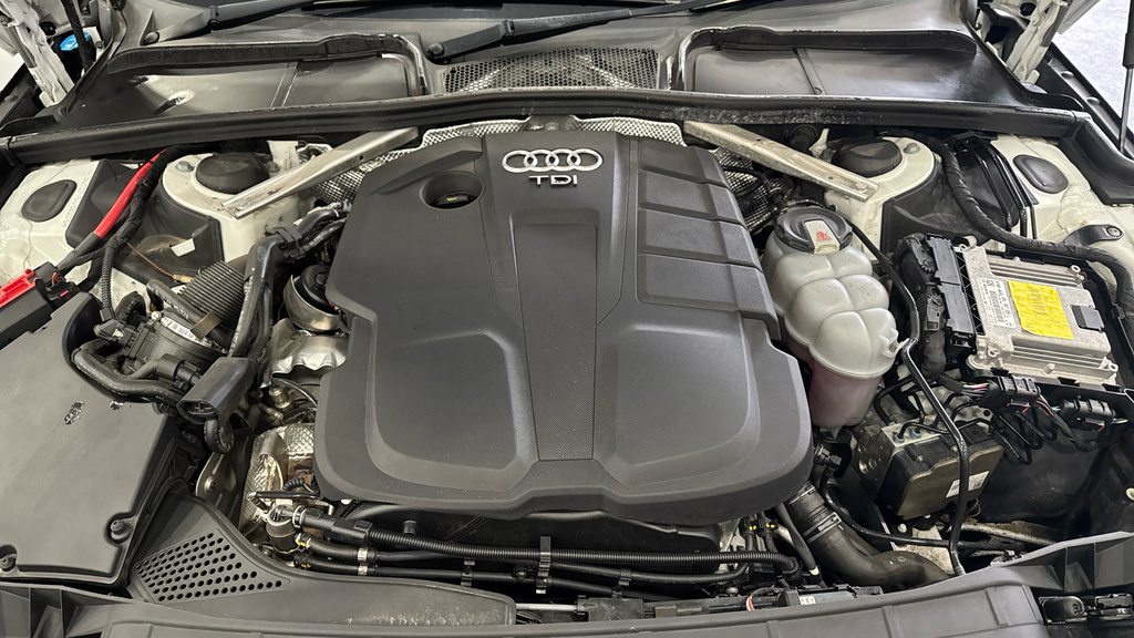 Audi A4 2.0 Tdi 40 Black Edition S White #16