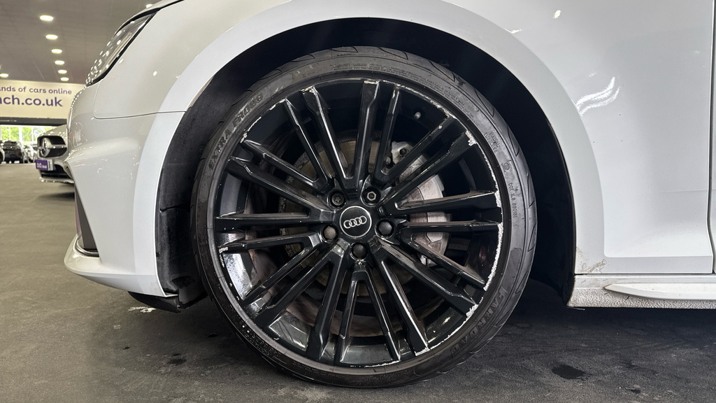 Audi A4 2.0 Tdi 40 Black Edition S White #17
