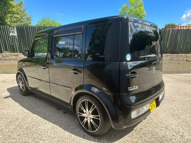 Nissan Cube Hatchback White #10