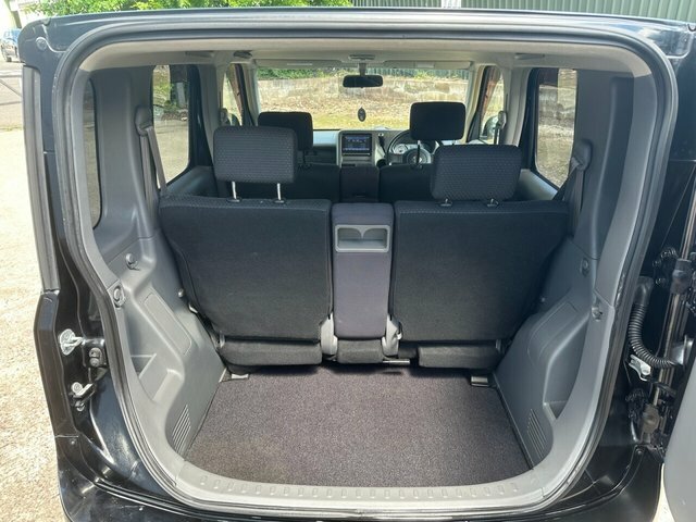 Nissan Cube Hatchback White #30