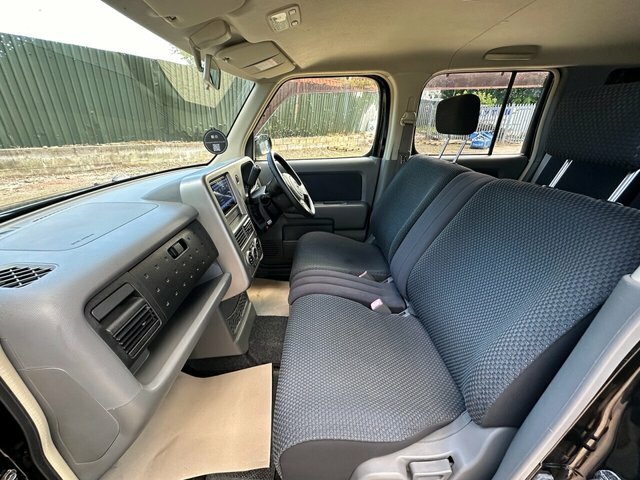 Nissan Cube Hatchback White #14