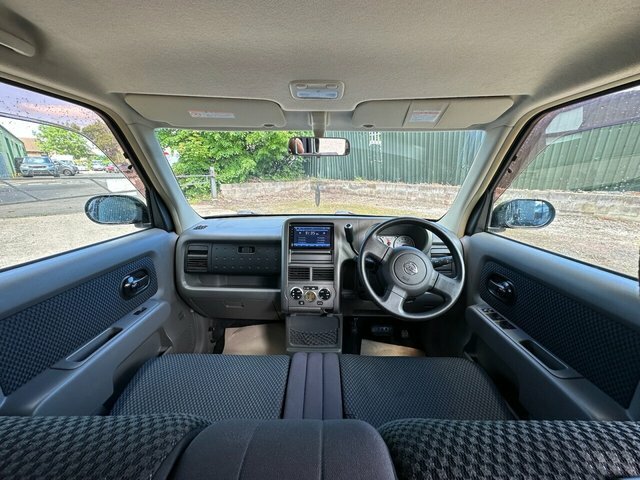 Nissan Cube Hatchback White #16